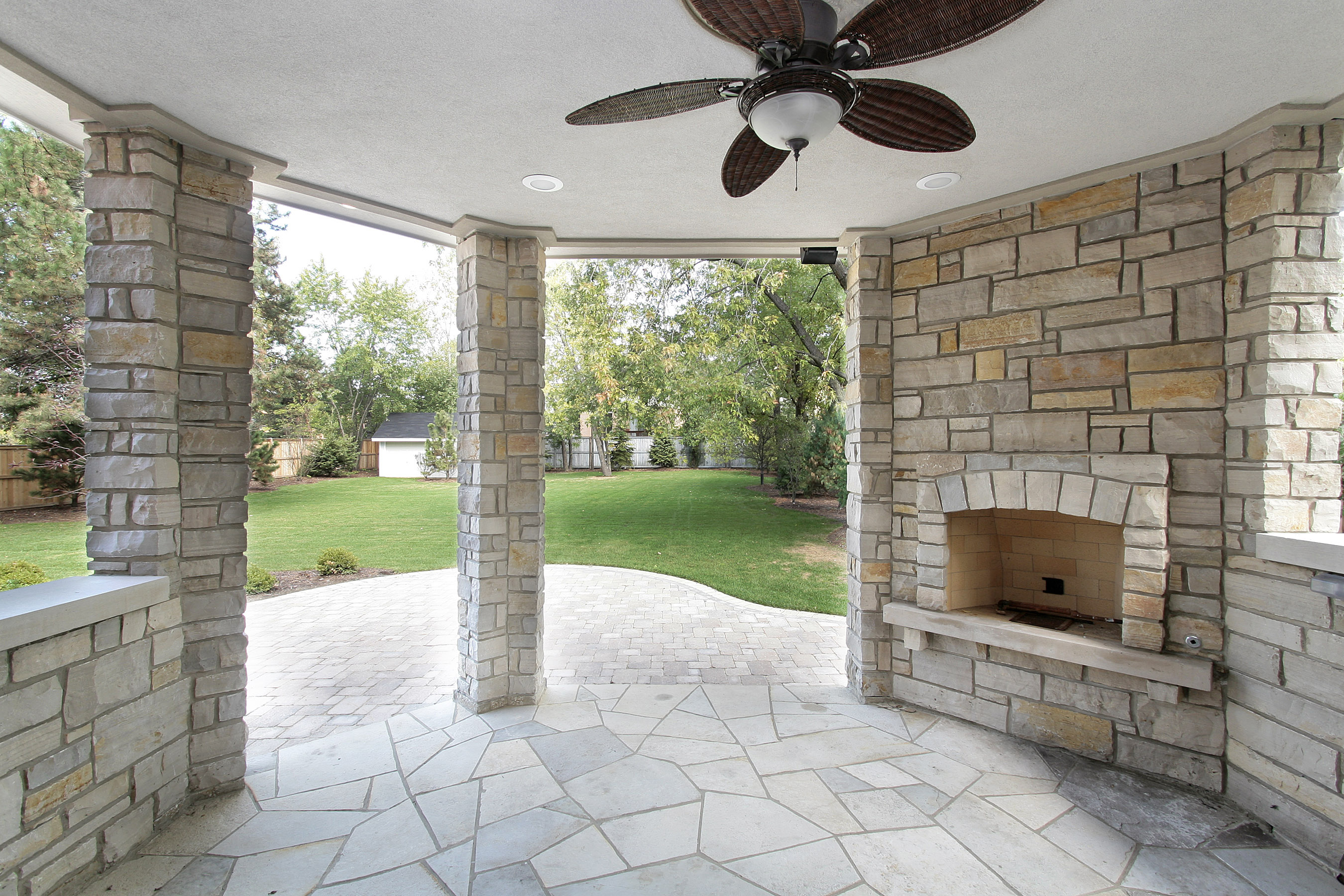 The Difference Between Patio Flagstone Pavers And Natural Stone